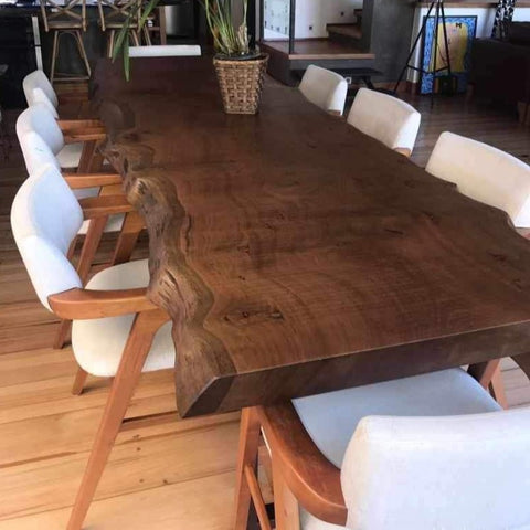 Mesa de jantar retangular de madeira maciça em uma sala de jantar ampla