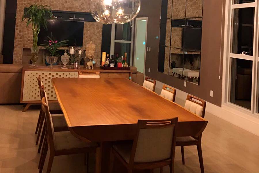 Sala de jantar decorada com mesa de madeira e cadeiras