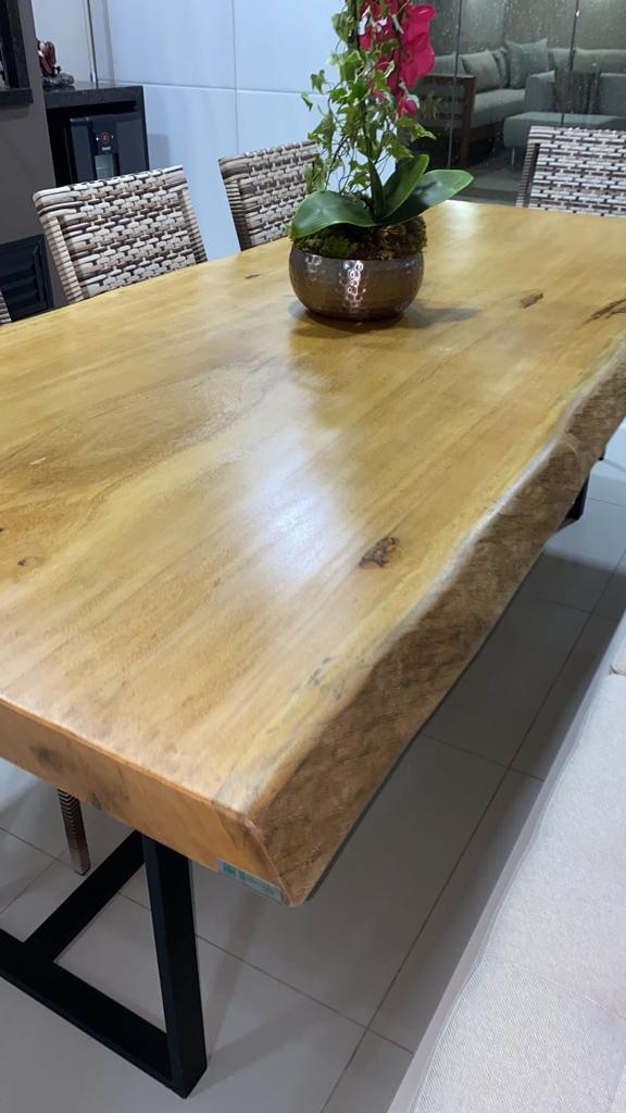 Mesa de jantar de madeira com espaço de circulação adequado em sala integrada