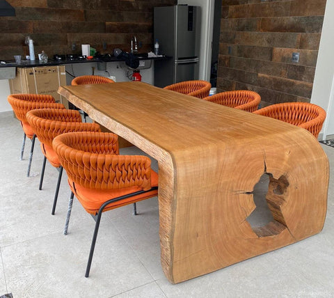 Sala de jantar com mesa cascata sobre tapete bege