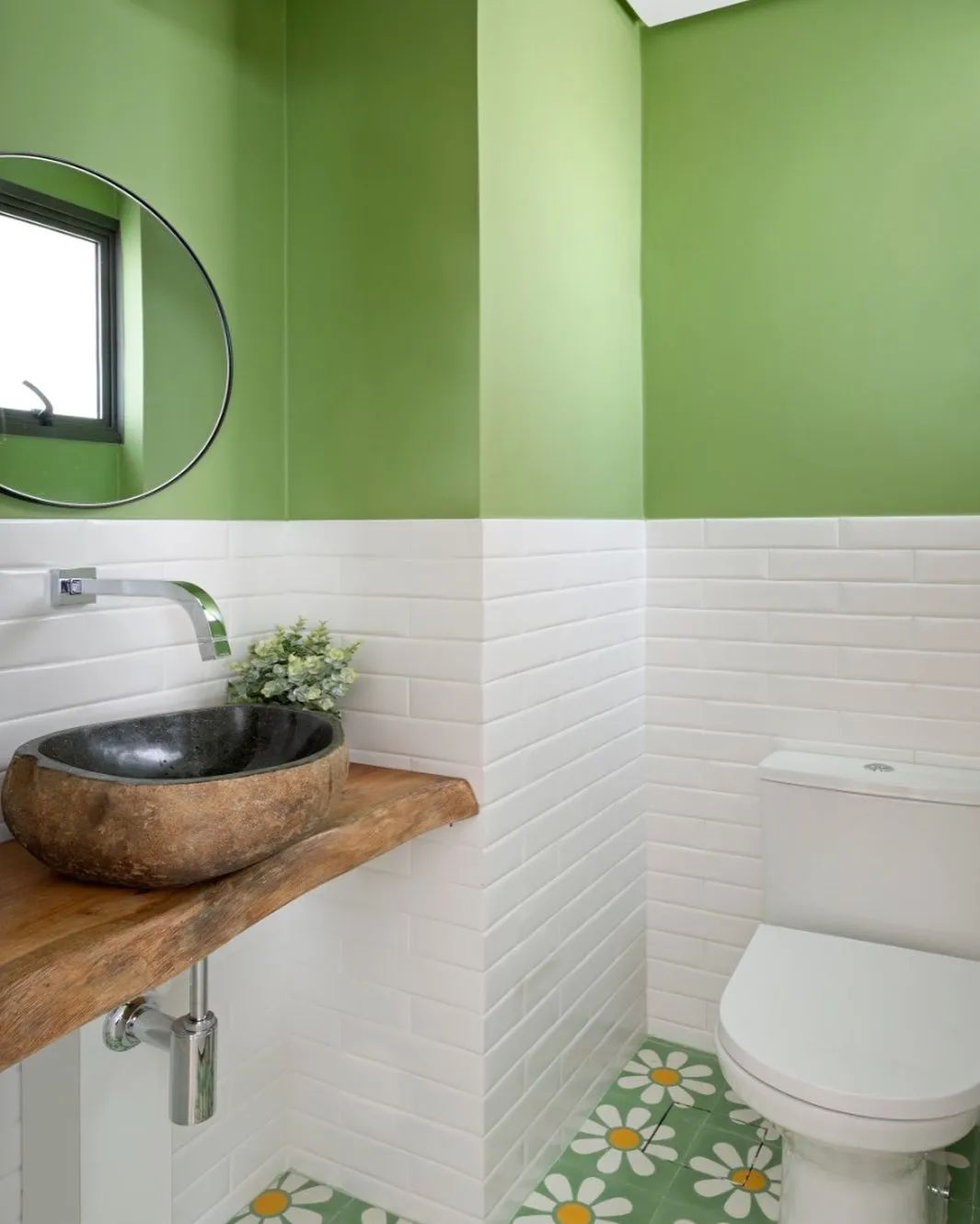 Detalhe de móvel de madeira maciça mostrando qualidade artesanal