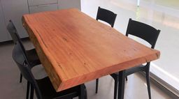 Mesa de jantar com iluminação adequada