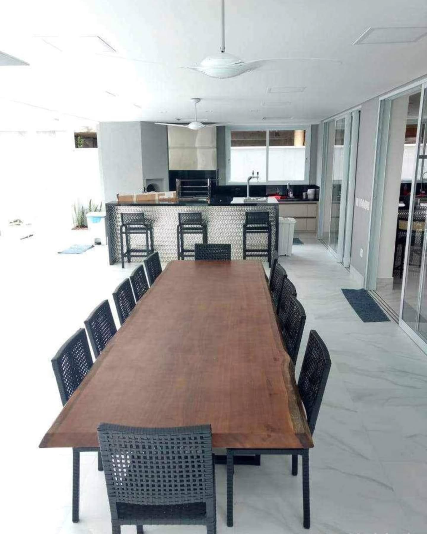 Mesa de jantar grande para 10 lugares em sala ampla