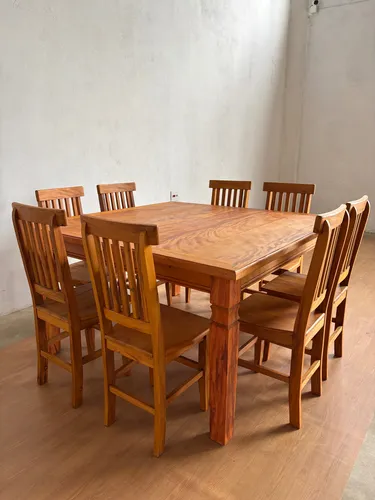 Mesa de jantar quadrada de madeira maciça com 8 cadeiras em ambiente moderno