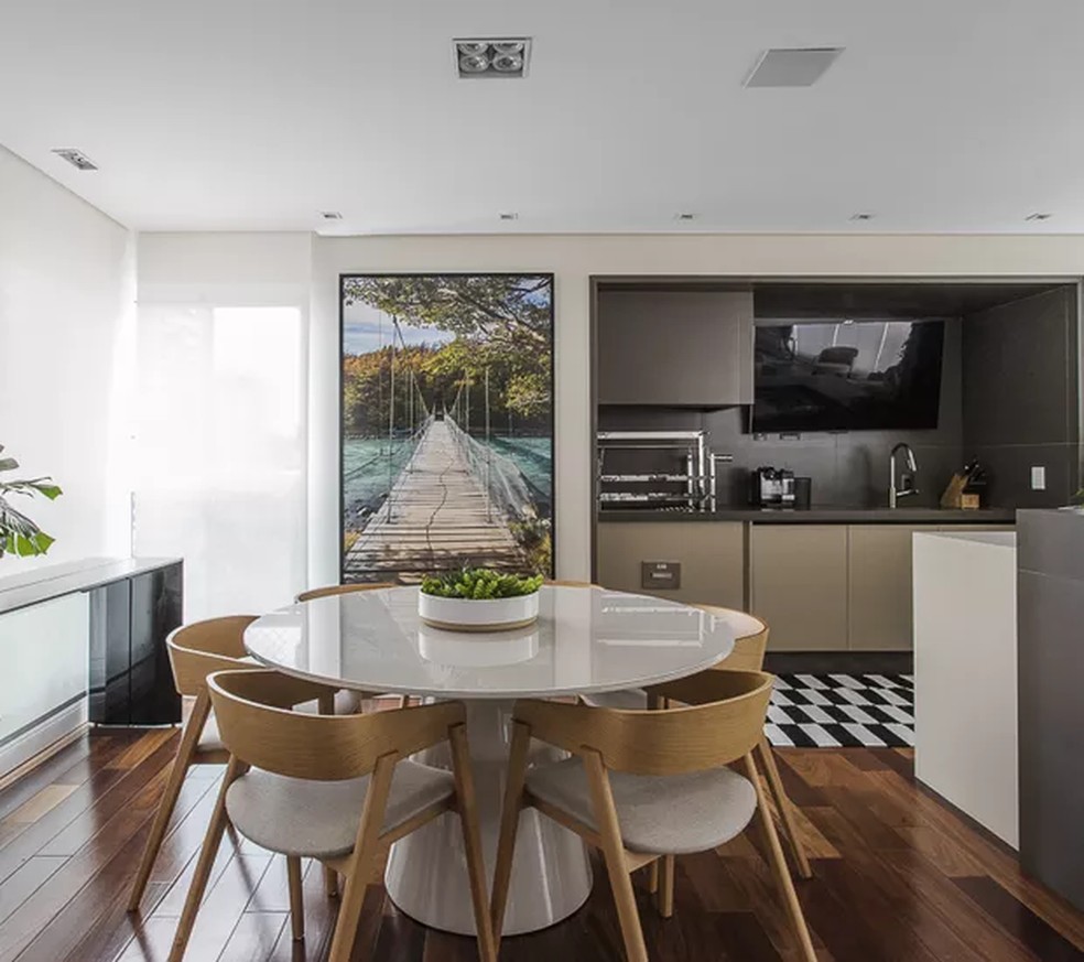 Sala de jantar integrada com cozinha e espaço de circulação bem planejado