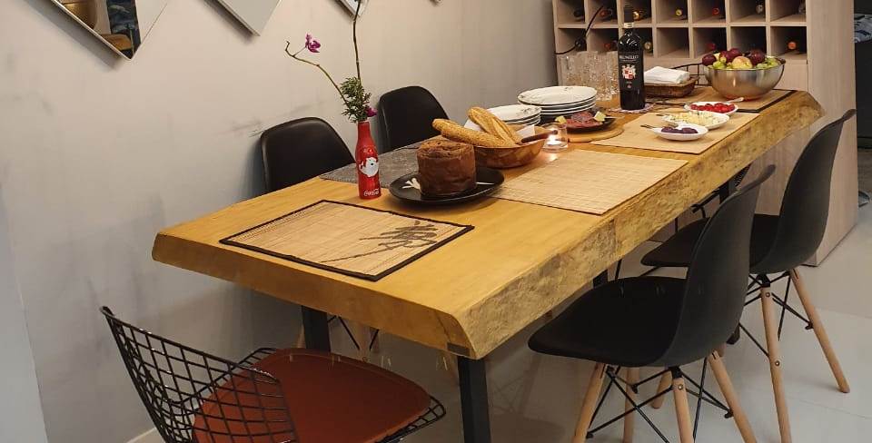 Exemplo de sala de jantar com mesa de madeira e cadeiras pretas