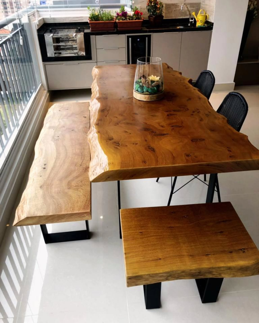 Sala de jantar completa com mesa de madeira maciça e banco rústico