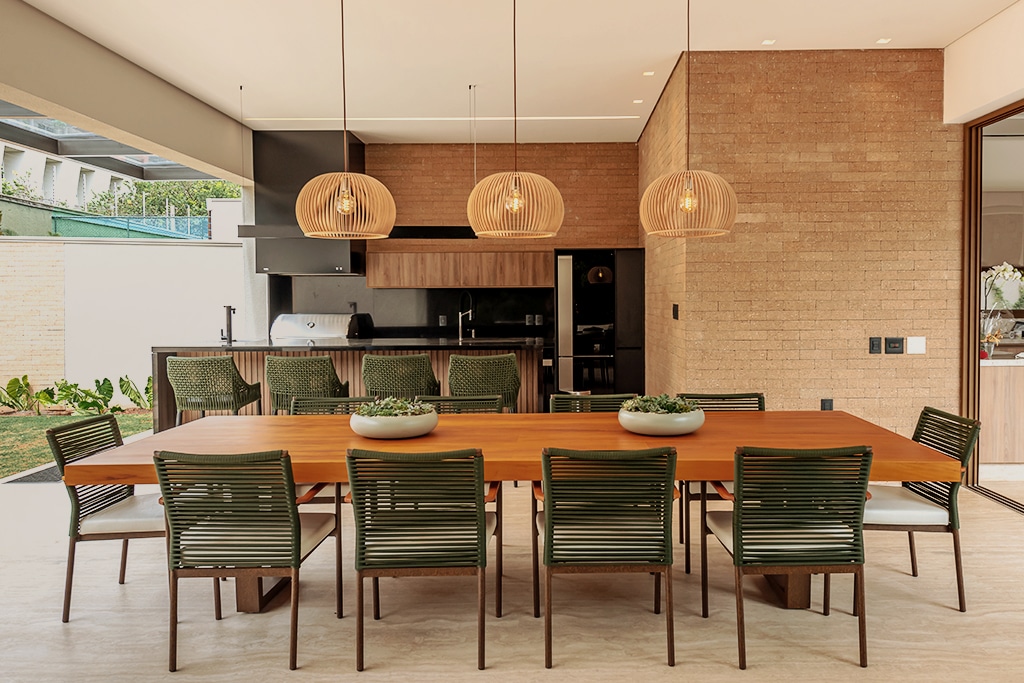 Sala de jantar com mesa grande e bom espaço para circulação