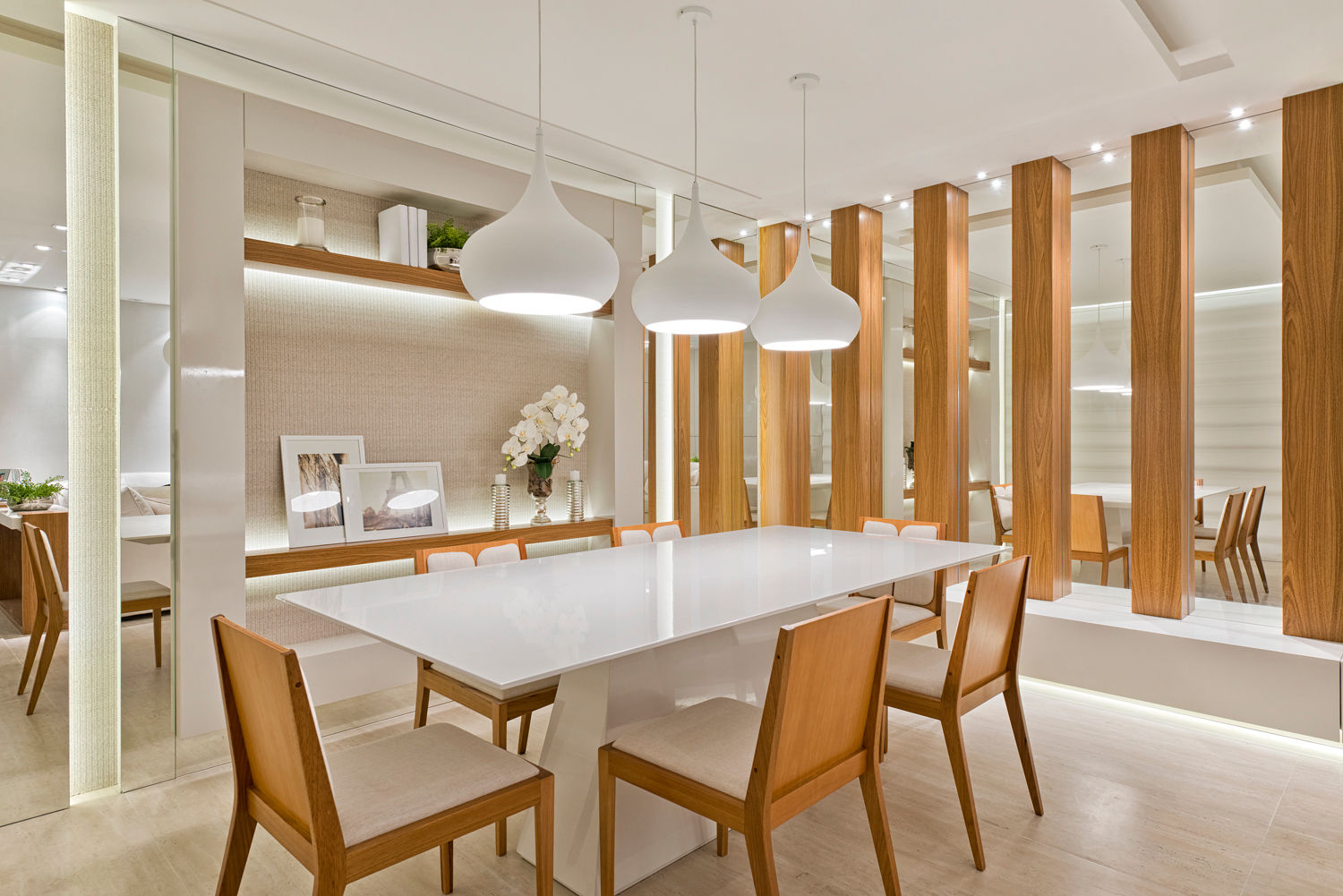 Sala de jantar moderna com mesa de madeira e espaçamento adequado