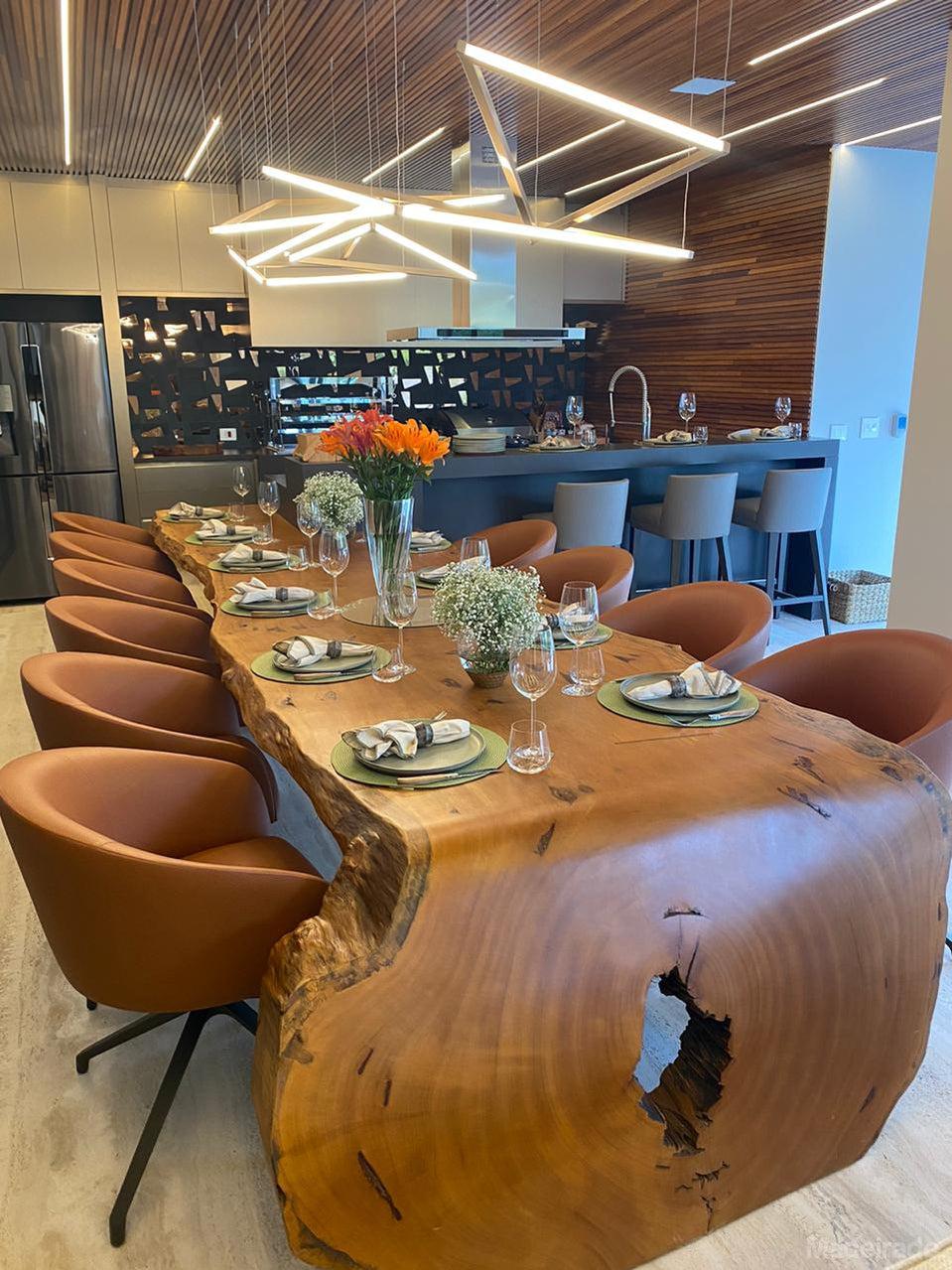 Mesa de jantar modelo cascata da Madeirado em ambiente elegante