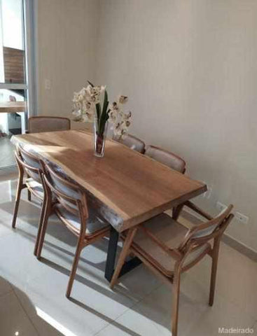 Mesa de jantar de madeira em ambiente claro e moderno