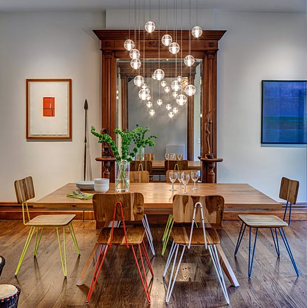 Mesa de jantar bem iluminada com decoração