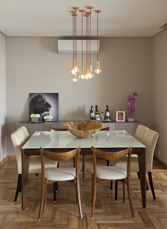 Exemplo de sala de jantar com lustre na altura correta