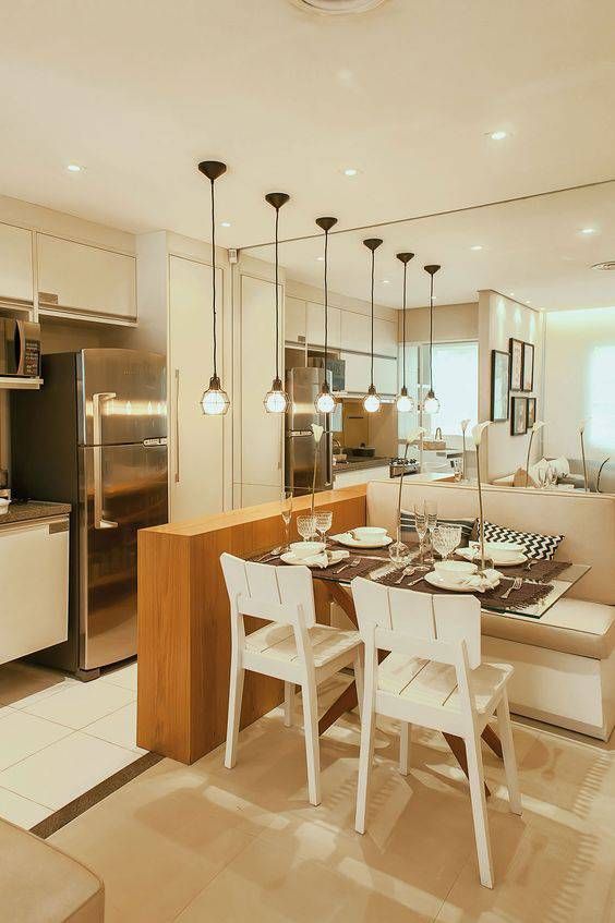 Cozinha americana com bancada e sala de jantar integrada ao fundo