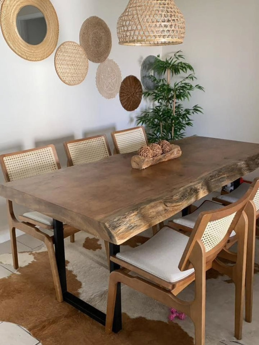 sala de jantar com parede branca e decoração moderna