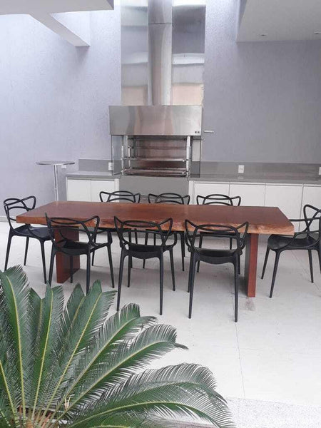 Mesa de jantar de madeira maciça com acabamento natural em Pequiá