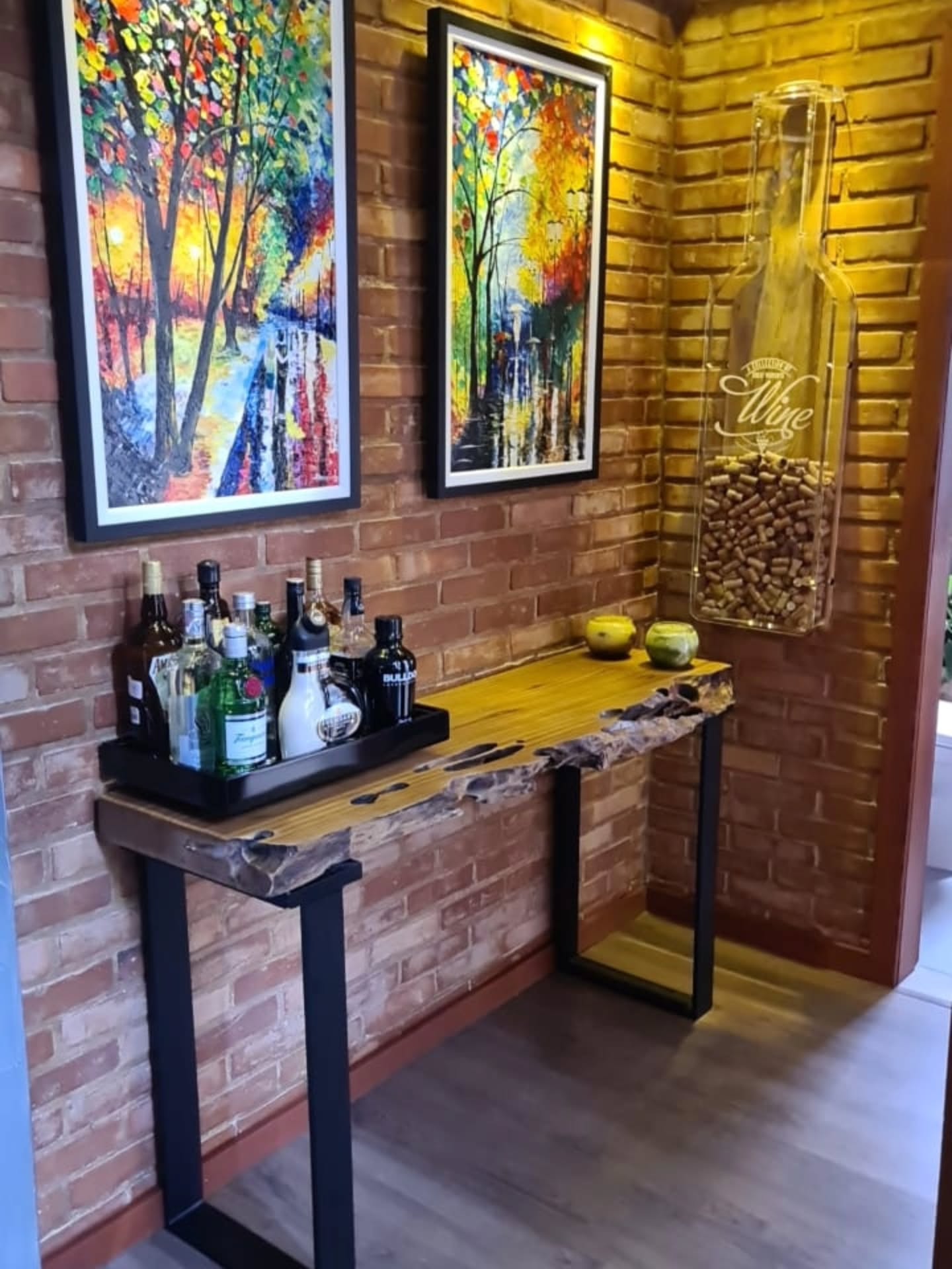 Mesa de jantar de madeira com piso de cimento queimado