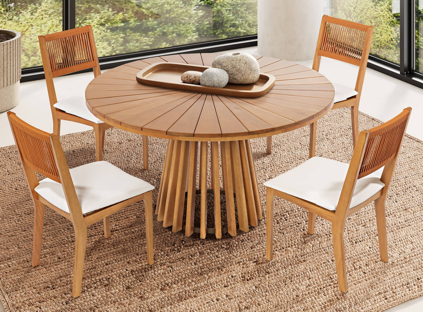 Mesa de jantar redonda de madeira em um ambiente bem decorado.