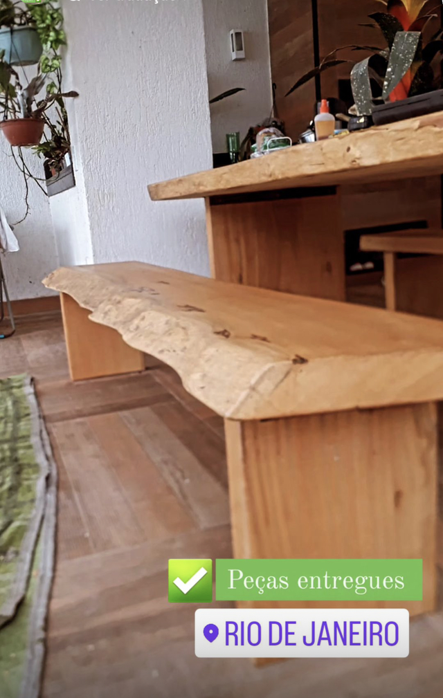 Ambiente de sala de jantar com mesa de madeira e iluminação planejada