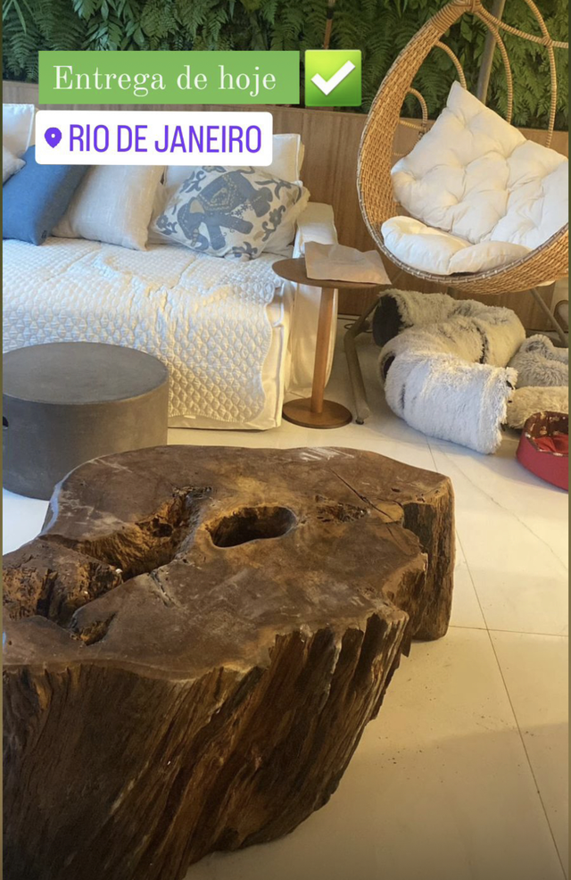 Detalhe de móvel de madeira da Madeirado, ilustrando a qualidade e o design que merecem um bom planejamento elétrico