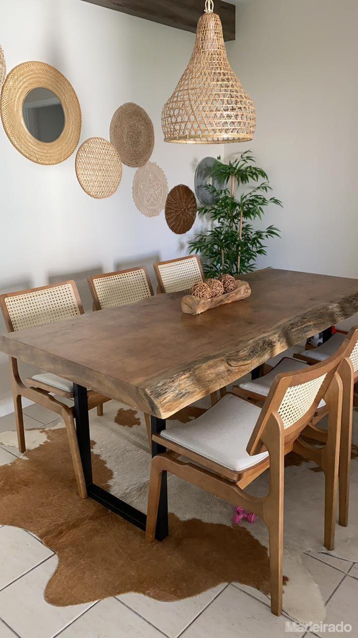Mesa de jantar de madeira maciça com cadeiras em ambiente clean