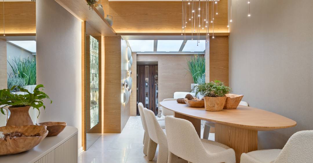 Sala de jantar pequena com espaço de circulação adequado e mesa bem posicionada