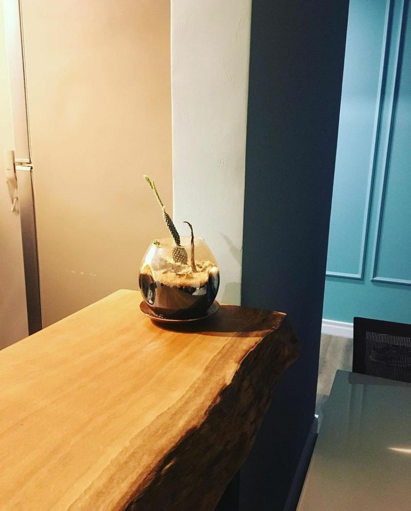 Mesa de jantar com acabamento em madeira de demolição