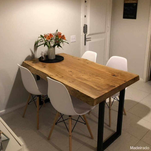 Mesa de jantar compacta de madeira clara ideal para espaços menores