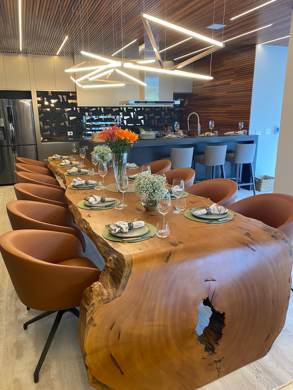 Mesa de jantar de madeira maciça com cadeiras em altura ideal para refeição