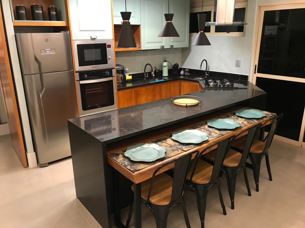 Sala de jantar com mesa e espaço de circulação adequado