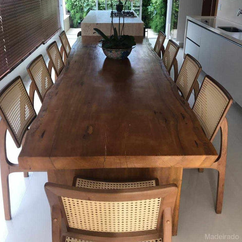 Mesa de jantar de madeira com bordas orgânicas mostrando textura natural