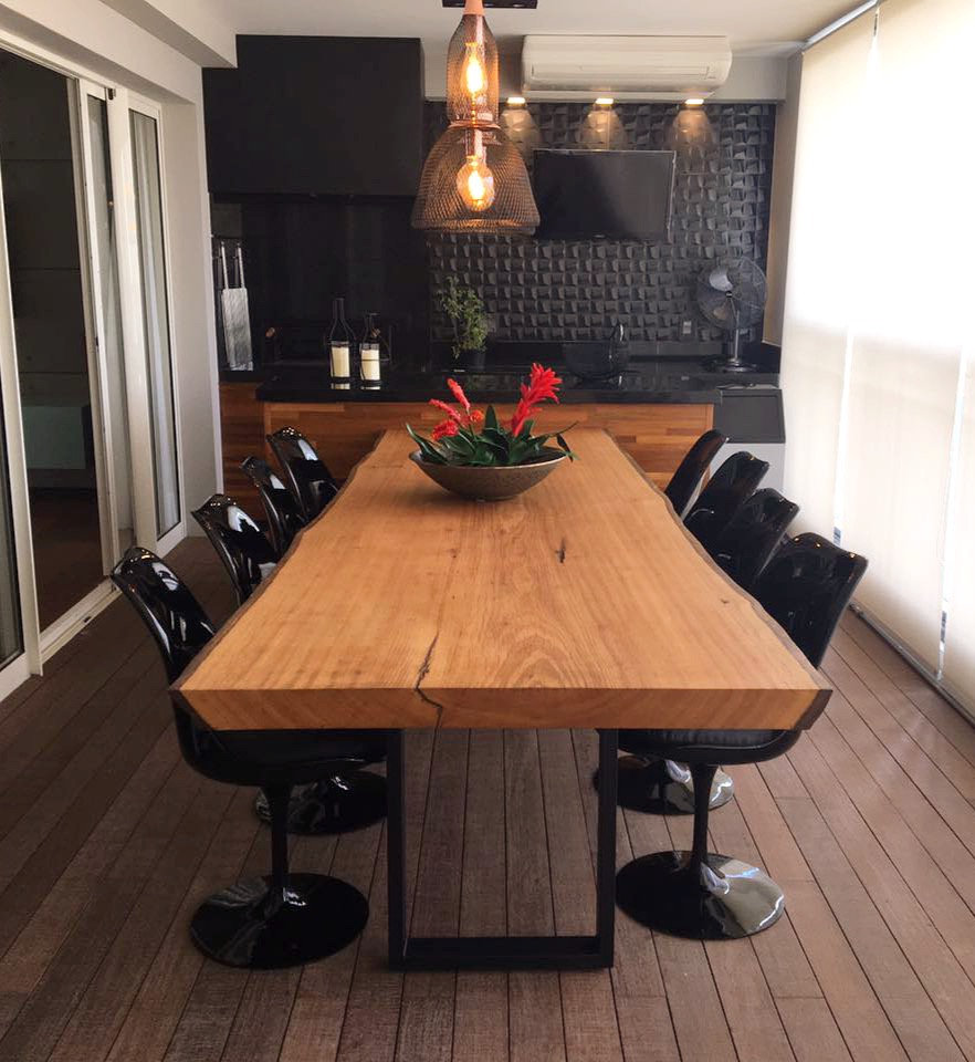 Sala de jantar com mesa de madeira e espaço de circulação adequado