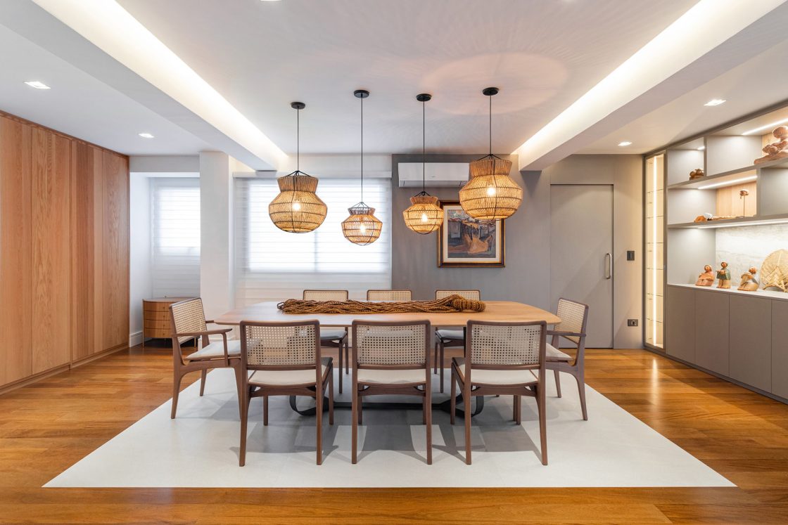 Sala de jantar moderna com mesa de madeira e espaço de circulação confortável