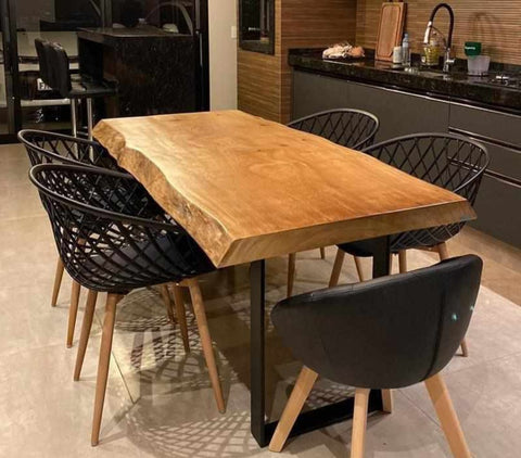 Sala de jantar com iluminação e mesa de madeira Madeirado