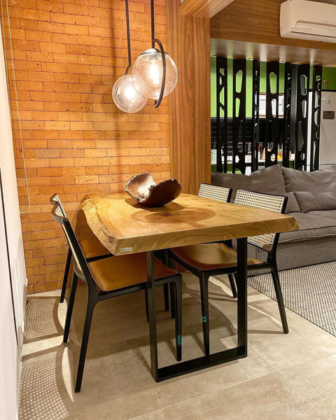 Mesa de jantar de madeira para 4 lugares em um ambiente claro e moderno