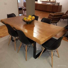 Mesa de jantar rústica em madeira maciça com dimensionamento adequado