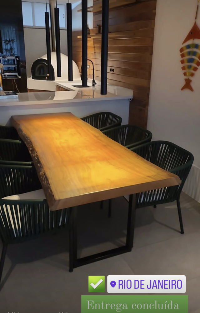 Mesa de jantar de madeira maciça com aparador ao fundo, mostrando a importância de pontos elétricos