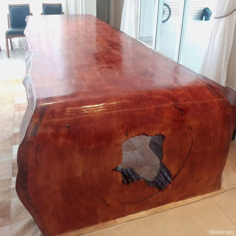 Mesa de madeira escura em um ambiente sofisticado.