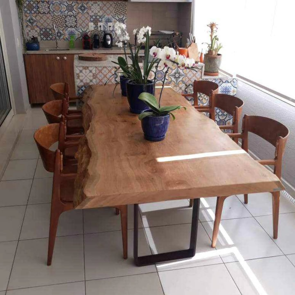 Mesa de jantar rústica em um ambiente completo, mostrando a beleza da madeira natural.