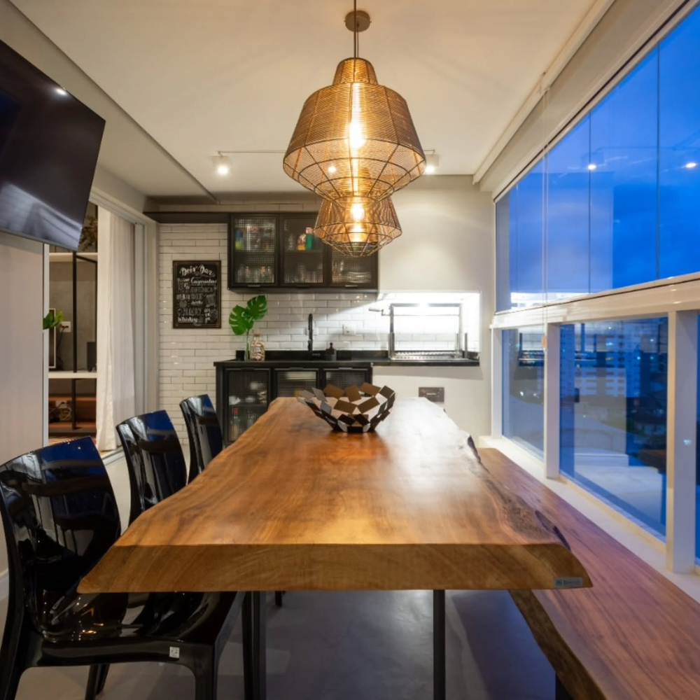 Mesa de jantar de madeira maciça em sala de jantar integrada