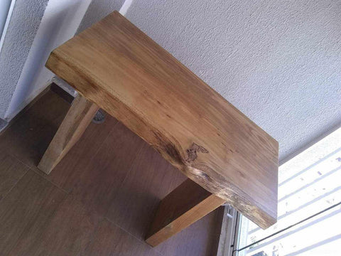 Aparador de madeira com iluminação ambiente e decoração