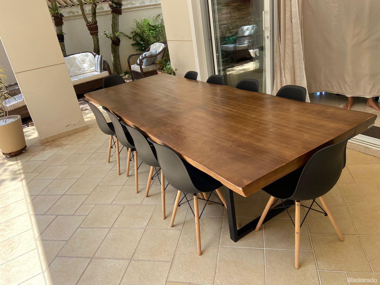 Mesa de jantar Papaúma para 8 a 10 lugares mostrando espaçamento ideal