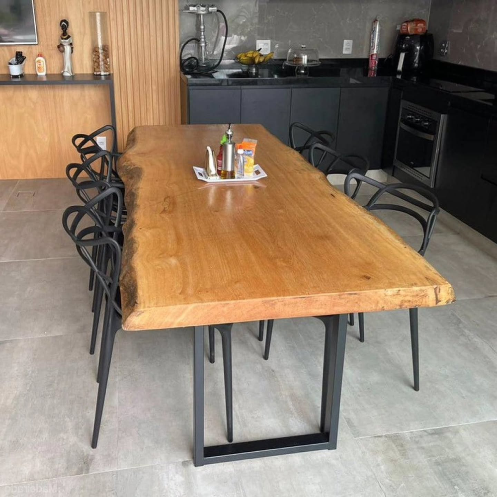 Mesa de jantar de madeira em ambiente com parede escura