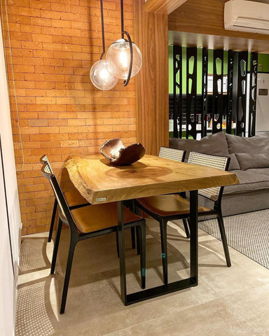 Ambiente com mesa de jantar de madeira e cadeiras na altura correta, proporcionando conforto