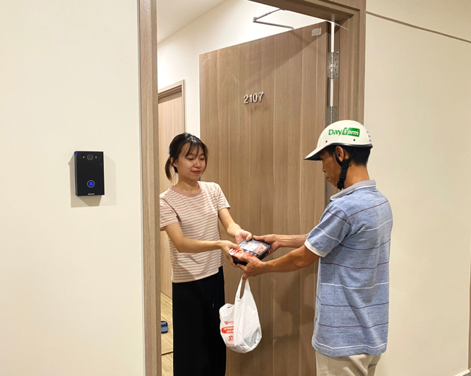 Hình ảnh người nông dân thông minh đang kiểm tra dữ liệu trang trại trên máy tính bảng