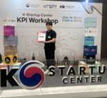 Người nông dân sử dụng ứng dụng di động của Trackfarm