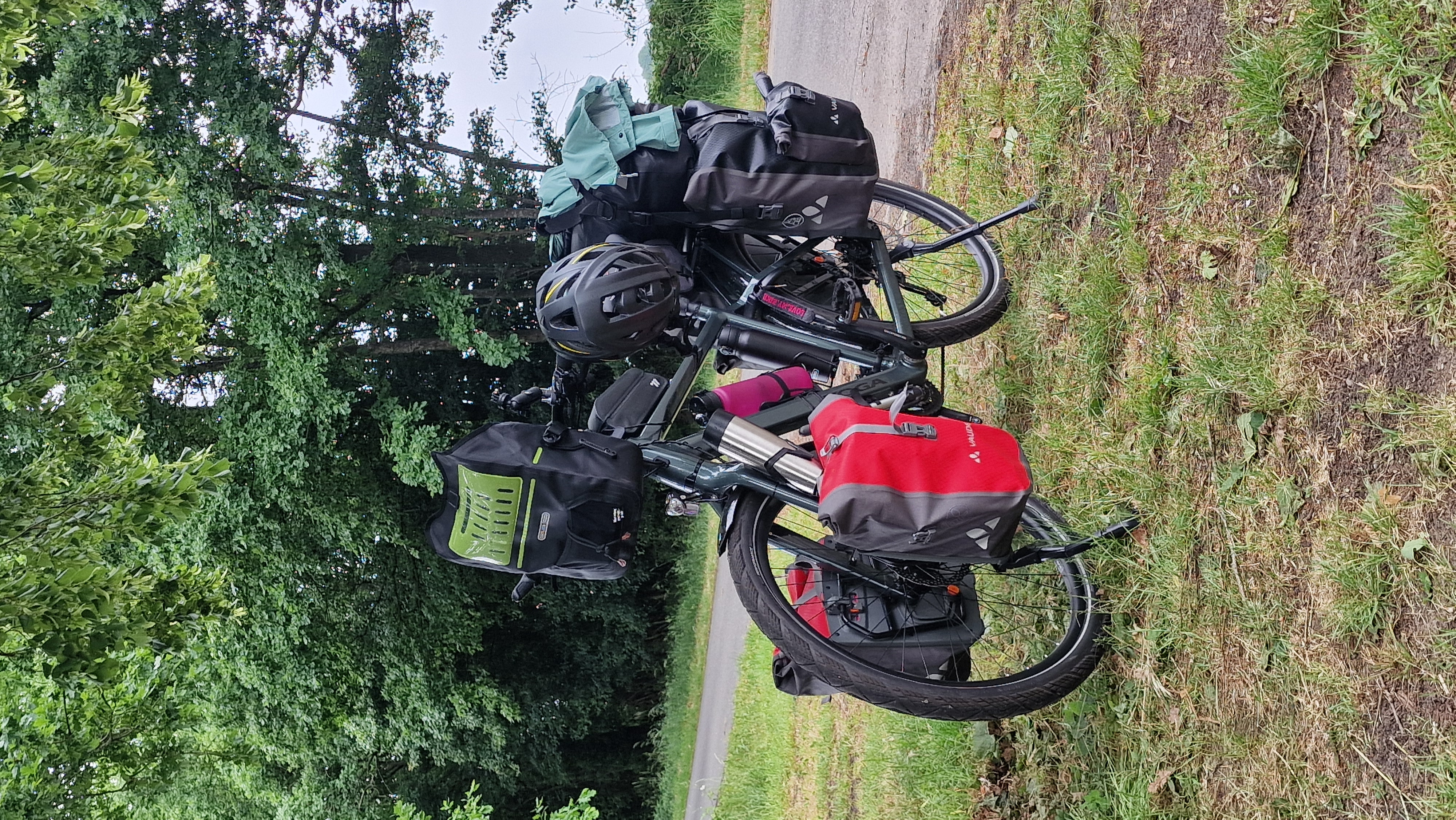 Kathrin mit Rad und Zelt